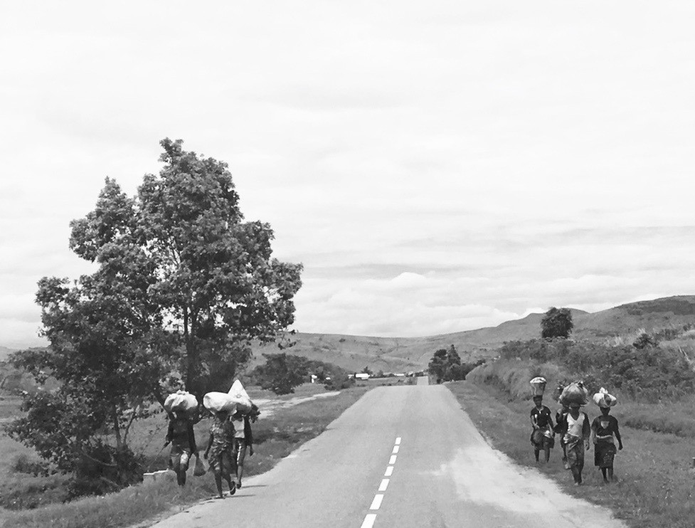 scène de vie sur la R.N.7 Madagascar, Ambalavoa